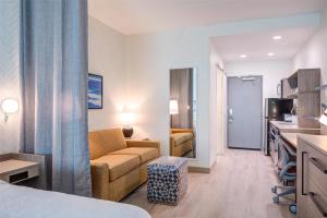 Home2 Suites By Hilton Smithfield Selma的厨房或小厨房