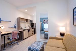 Home2 Suites By Hilton Smithfield Selma的厨房或小厨房