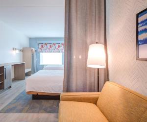 史密斯菲尔德Home2 Suites By Hilton Smithfield Selma的一间卧室配有床、沙发和灯 更多37张照片