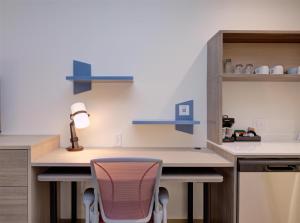 Home2 Suites By Hilton Smithfield Selma的厨房或小厨房