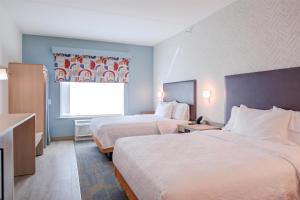 Home2 Suites By Hilton Smithfield Selma客房内的一张或多张床位
