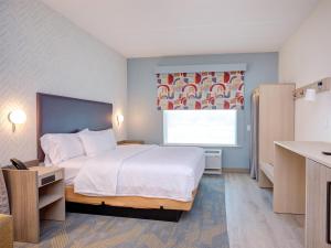 史密斯菲尔德Home2 Suites By Hilton Smithfield Selma的一间有床和窗户的酒店房间