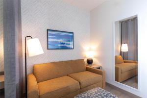 Home2 Suites By Hilton Smithfield Selma的休息区