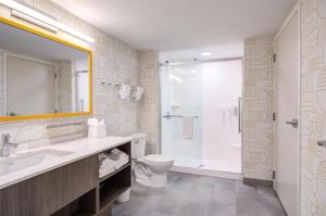 Home2 Suites By Hilton Smithfield Selma的一间浴室