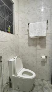 Et badeværelse på Munyonyo lakeside apartment