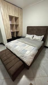 En eller flere senge i et værelse på Munyonyo lakeside apartment