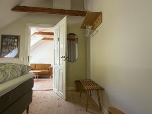 una camera con letto e porta aperta di Digebjerggaard Bed & Breakfast a Vester-Skerninge