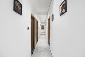 バラナシにあるFabHotel The Shivaay Palaceの白壁の家廊