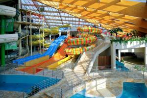 Bazén v ubytovaní Hotel Tulipan Pruhonice alebo v jeho blízkosti