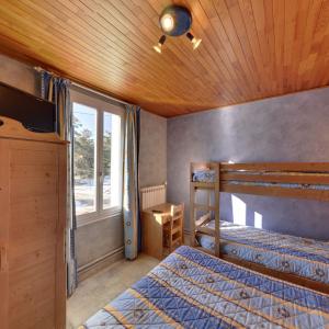 Bunk bed o mga bunk bed sa kuwarto sa Le Sans Souci
