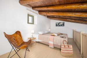 ein Schlafzimmer mit einem Bett und einem Stuhl darin in der Unterkunft Villa Nafsika in Vamos + 41 Fotos