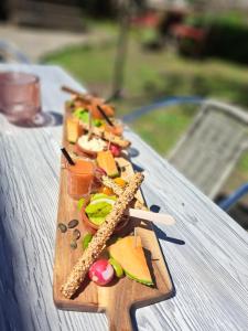 un piatto di legno di cibo su un tavolo di L'Interlude a Mons