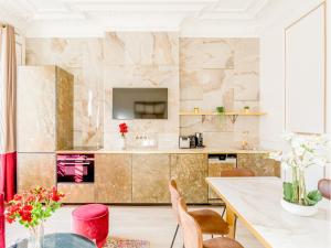 Kuchyňa alebo kuchynka v ubytovaní Merveil - Luxury Suite - Louvre - Opera II