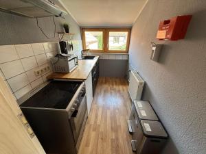 vista sul soffitto di una cucina con piano cottura di Möblierte Wohnung im Zentrum Ottersbergs für Monteure und geschäftlich Reisende LS13 OGR a Ottersberg Altre 4 foto