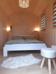 a bedroom with a bed in a wooden wall at Tinyhäuser Zum Heiratsmarkt 15328 Reitwein in Reitwein