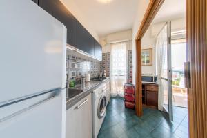a kitchen with a washer and dryer at Vista mare,Residence albatross in Lido Adriano