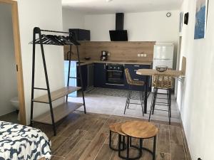 a small kitchen with a table and chairs in a room at Charmant studio Vias village in Vias