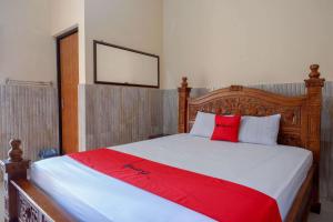 Кровать или кровати в номере RedDoorz near Lokawisata Baturaden