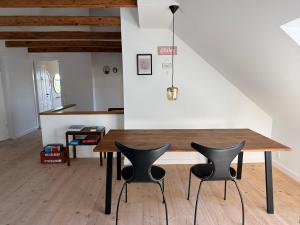 una sala da pranzo con tavolo in legno e 4 sedie di Digebjerggaard Bed & Breakfast a Vester-Skerninge