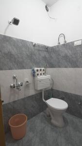 a bathroom with a toilet and a sink at Bir Breeze Homestays in Bīr +9 photos