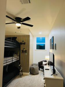 Televisyen dan/atau pusat hiburan di GGI Retreat Modern Texas Style Home