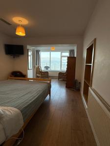 Postel nebo postele na pokoji v ubytování ONeills Apartments