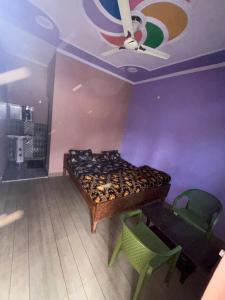 a bedroom with a bed and a ceiling with a ceiling fan at Omji - Susharda Sewa Sansthan Jankichatti Near Yatra Starting Point, Yamunotri in Kharsālī +20 photos