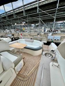 Зона вітальні в LUXURY BOAT in MONACO