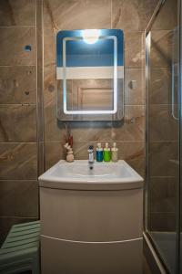 Et badeværelse på Sophie Apartment Spa n Pool beach Resort