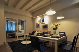 a living room with a table and a couch at Baan Sri-kram 550m from MRT Taopoon in Bang Su