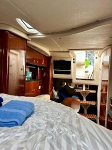 Postel nebo postele na pokoji v ubytování LUXURY BOAT in MONACO