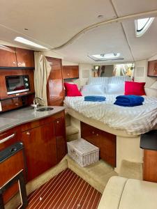 Kuchyň nebo kuchyňský kout v ubytování LUXURY BOAT in MONACO