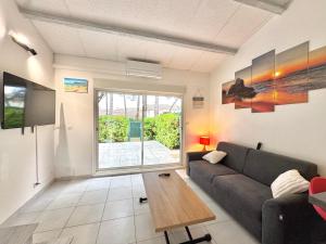 カップ・ダグドにあるMaison de la Pinède, villa 7 pers + terrasseのソファとテーブルのあるリビングルーム