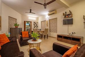 Un televizor și/sau centru de divertisment la Casa Nona-Luxurious 3BHK Pvt Pool Villa North Goa