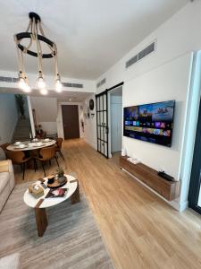 TV a/nebo společenská místnost v ubytování Noya Yas Island Luxury Retreat 5 Star Stay