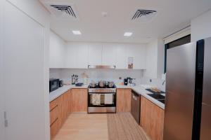 Kuchyň nebo kuchyňský kout v ubytování Yas Island Luxury Villa by GBX