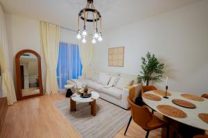 Posezení v ubytování Luxury Modern Villa Noya Yas Island 5-Star Stay