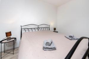 sypialnia z łóżkiem z ręcznikami w obiekcie Apartment 1900 w Rovinj