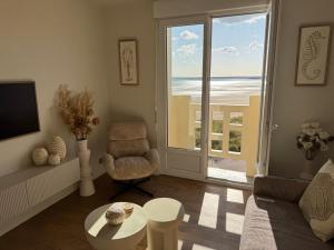 a living room with a view of the ocean at l'écrin de l'océan in Barneville-Carteret