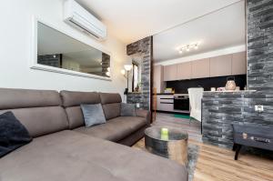 salon z kanapą i kuchnią w obiekcie Apartment 1900 w Rovinj