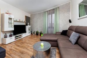 salon z kanapą i telewizorem w obiekcie Apartment 1900 w Rovinj