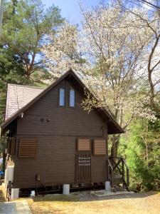 a brown house with a gambrel roof at The Creek Cottage in Habu