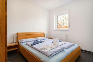 een slaapkamer met een bed met handdoeken erop bij Ruhepol in Greetsiel