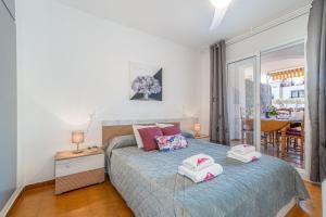 a bedroom with a bed with two towels on it at Basic Comfort Apartment Pattaya 0158 in Empuriabrava