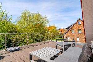 een balkon met een bank en een leuning bij Ruhepol in Greetsiel