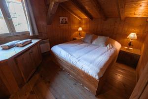 Postel nebo postele na pokoji v ubytování Chalet "Montblanc" Les Greniers du MontBlanc + 20 fotografií