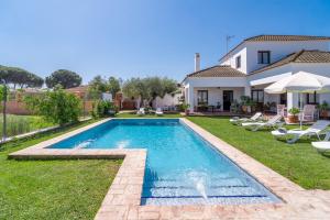 a swimming pool in the yard of a house at Casa rural Pozo Viejo in Marchena