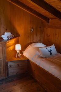 Postel nebo postele na pokoji v ubytování Chalet "Montblanc" Les Greniers du MontBlanc