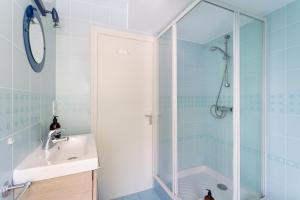 une salle de bain avec douche et lavabo dans l'établissement Ker Aventin - Jolie maison classée 3 étoiles, à Pléneuf-Val-André