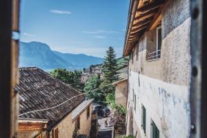 Nespecifikovaný výhled na hory nebo výhled na hory při pohledu z hotelu